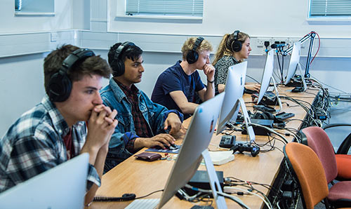 Students in the computer cluster with Macs